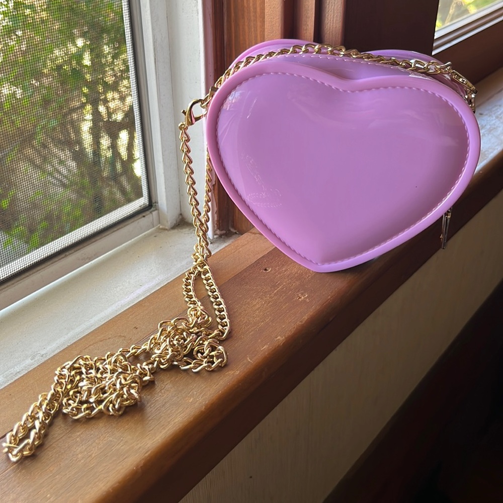 Super cute heart purse with chain strap🌸